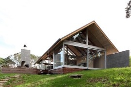 Rumah dengan teres kayu