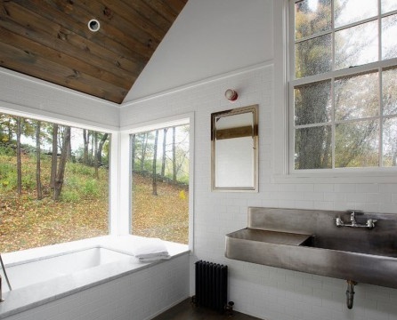 Badezimmer mit Fenster zum Wald