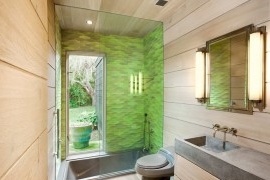 Fertigstellung einer Duschkabine in einem Badezimmer