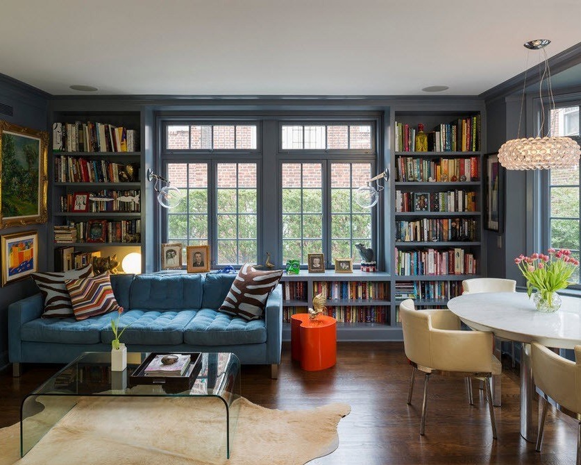 Wohnzimmer mit Bücherregal