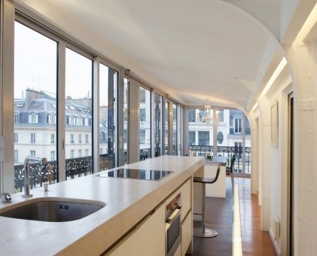 Küchenbereich entlang Panoramafenstern