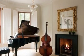 Interior dalam bilik dengan piano