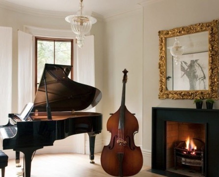 Innenraum eines Raumes mit einem Klavier