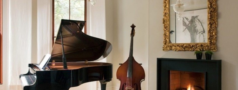 Interior dalam bilik dengan piano