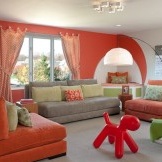 Wohnzimmerdekoration in Orangetönen.