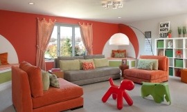 Wohnzimmerdekoration in Orangetönen.
