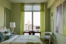 Palet bilik tidur kecil yang berwarna hijau muda