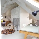Interior pangsapuri Paris dengan warna putih