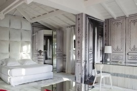 Originales Schlafzimmer in einem Landhaus in Frankreich