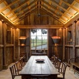 Ruang makan di rumah negara kayu