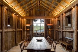 Ruang makan di rumah negara kayu