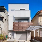 Bahagian luar dan dalaman sebuah rumah persendirian Jepun