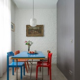 Interior pangsapuri Jerman dengan aksen yang terang