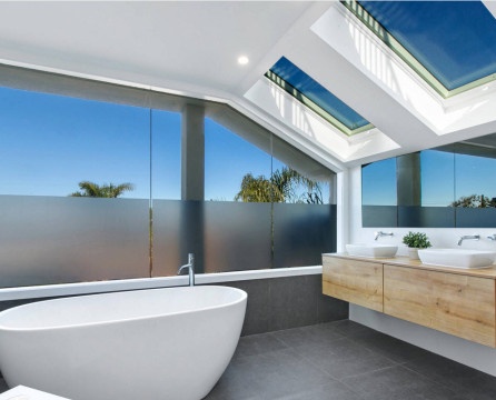 Badezimmer mit Panoramafenstern