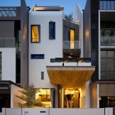 Rumah sempit yang luar biasa dengan fasad yang terang dan asli
