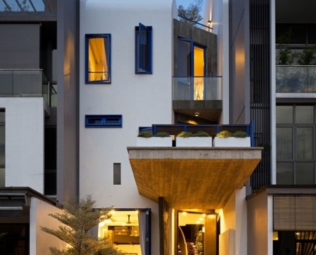 Ungewöhnliches schmales Haus mit einer hellen und originellen Fassade