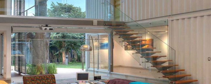 Außergewöhnliche Häuser mit Glasflächen und einer ungewöhnlichen Fassade