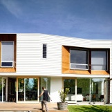 Designprojekt eines zweistöckigen Privathauses in weißen Farben