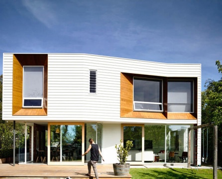 Designprojekt eines zweistöckigen Privathauses in weißen Farben