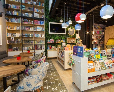 Projek yang luar biasa dari kedai kafe buku dengan pedalaman yang unik