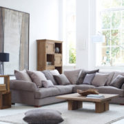 Sofa sudut yang luas untuk ruang tamu moden
