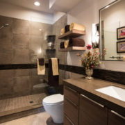 Moderner Stil für die Gestaltung eines kombinierten Badezimmers