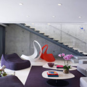 Modernes Artwohnzimmer mit rahmenlosen Möbeln