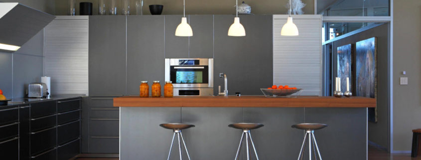 Innenraum einer modernen Küche in einer grauen Palette