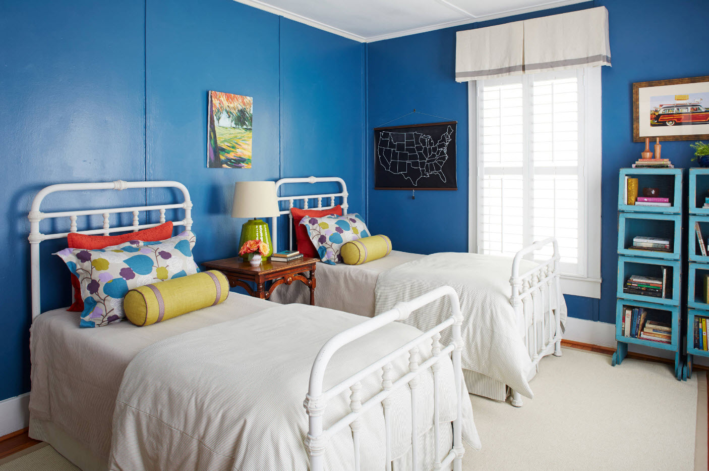 Im Schlafzimmer mit blauen Wänden