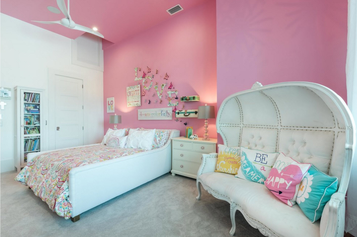 Zimmer mit rosa Wänden