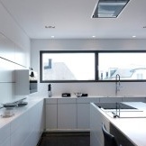 Facade dapur putih digabungkan dengan lantai gelap