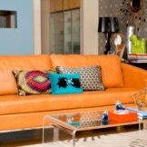 Sofa terang dengan upholsteri kulit di pedalaman moden