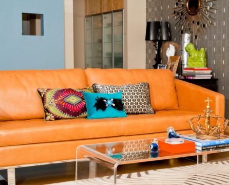 Sofa terang dengan upholsteri kulit di pedalaman moden