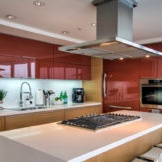 Moderne Küche mit glänzenden Fassaden