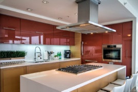 Moderne Küche mit glänzenden Fassaden