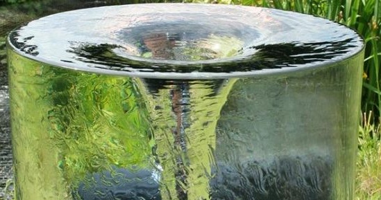 Der Springbrunnen-Whirlpool für die saisonale Datscha