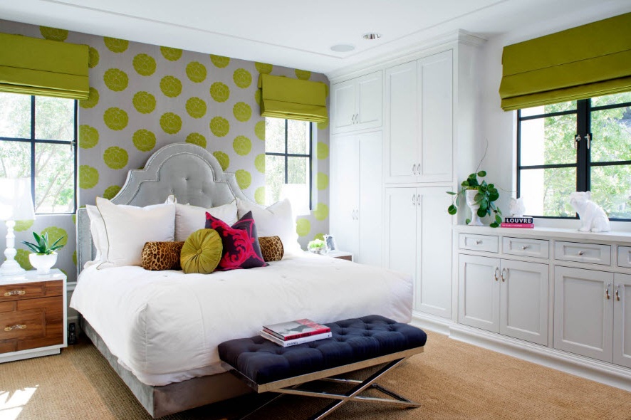 Grüne Tapete mit einem Aufdruck im Schlafzimmer