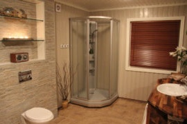 Duschkabine in einem modernen Innenraum