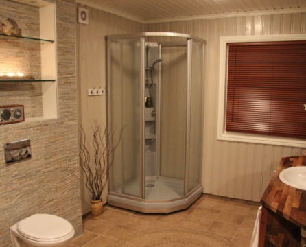 Duschkabine in einem modernen Innenraum