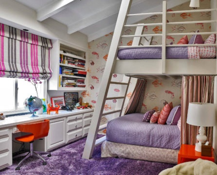 Etagenbett im Inneren eines Kinderzimmers