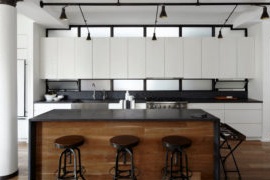 Schwarzweiss-Innenraum einer modernen Küche
