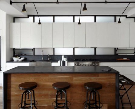 Interior hitam dan putih dapur moden