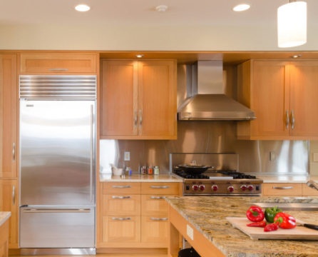 Kühlschrank im Design einer modernen Küche