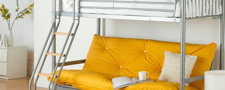katil bertentangan asli dengan sofa
