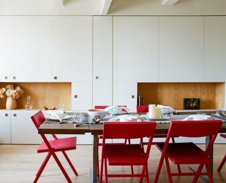 rote klappbare Küchenstühle