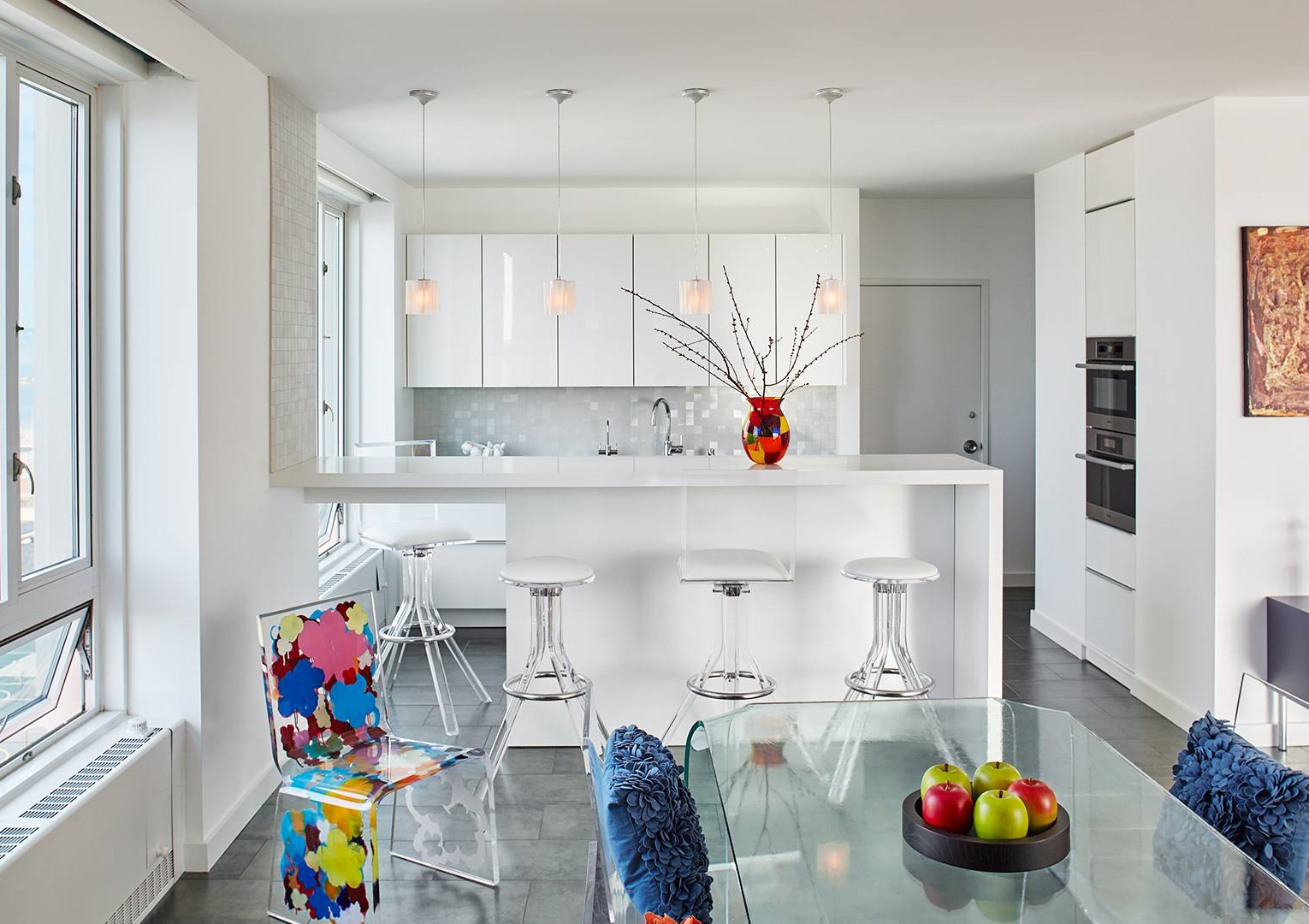 dapur putih dengan unsur-unsur hiasan berwarna-warni