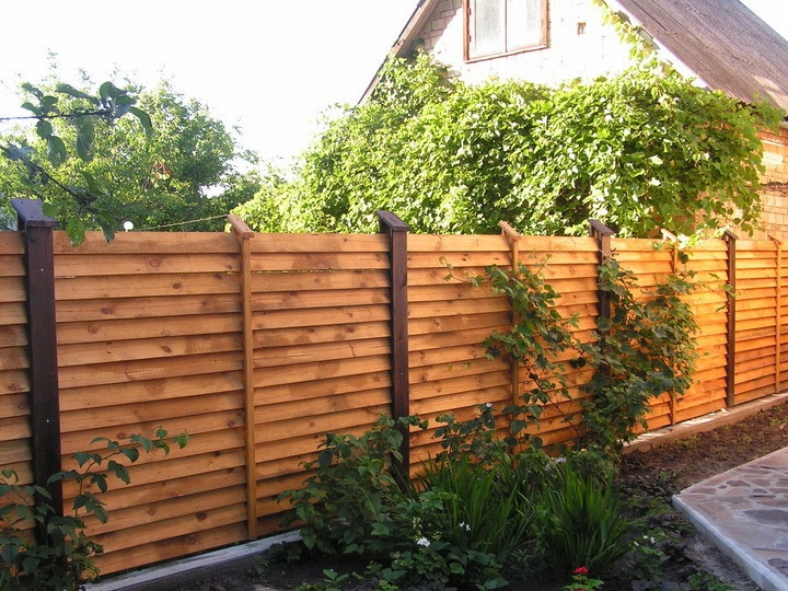 pagar asal diperbuat daripada kayu
