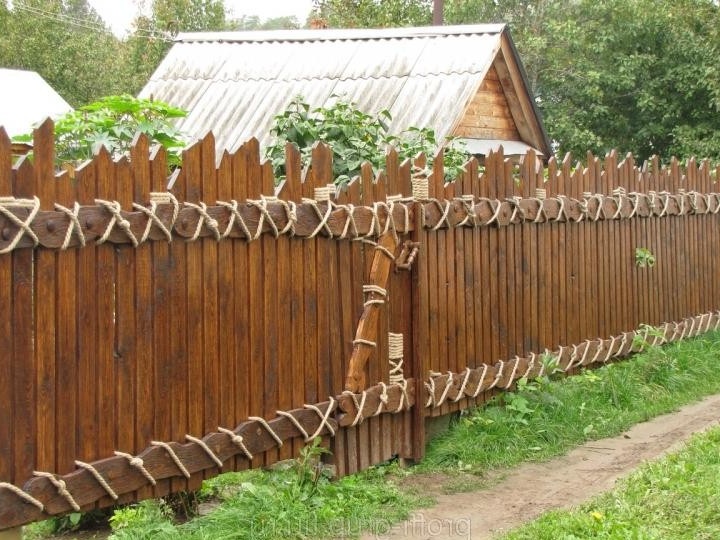 pagar kayu yang bergaya