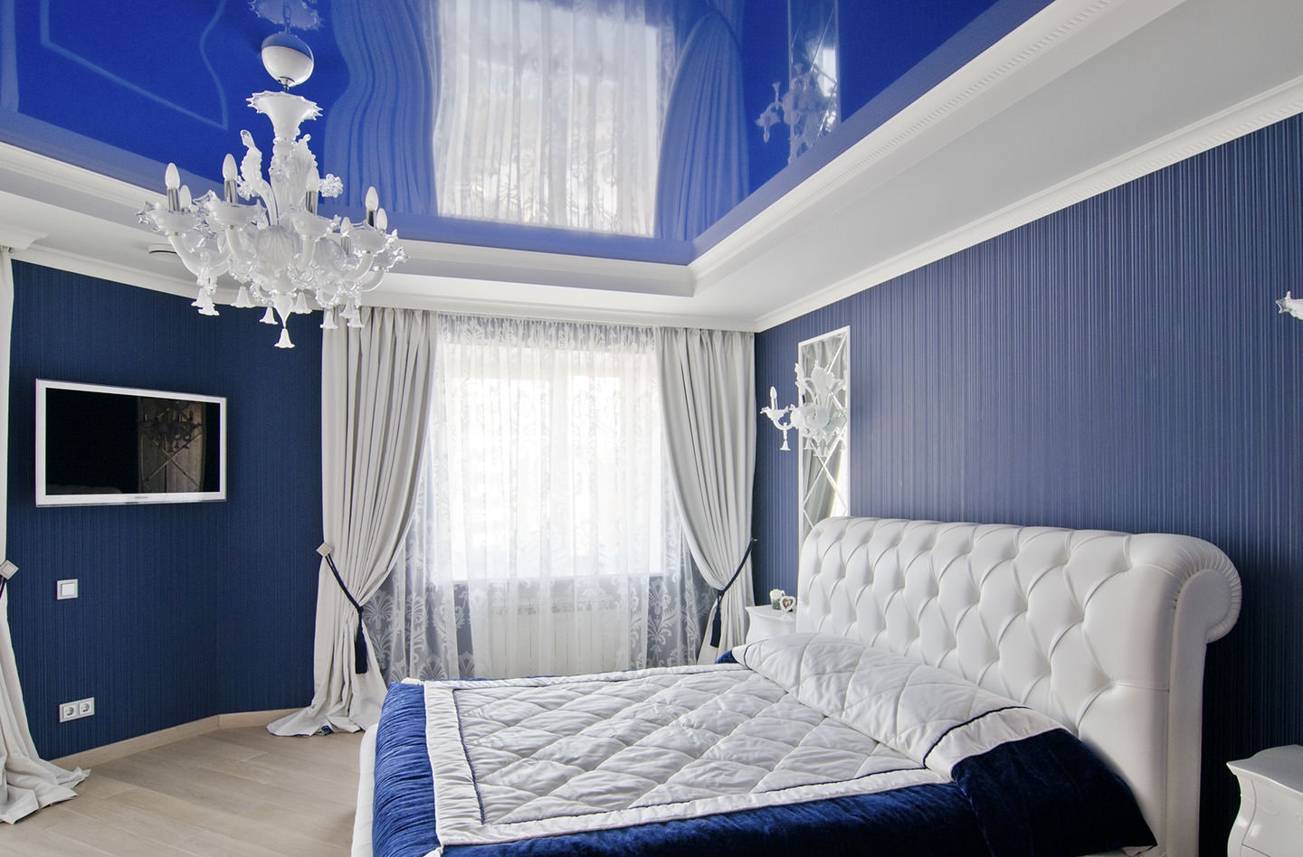 bilik tidur putih dan biru