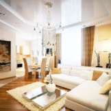 ruang tamu dengan sofa sudut putih